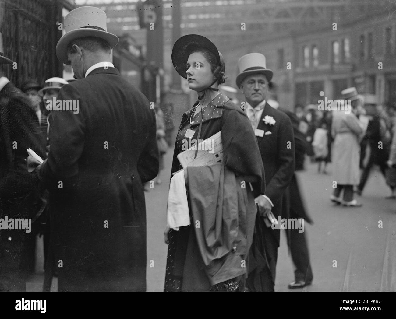 Salvation Army Fashion . A Salvation Army style bonnet worn by Miss Christian Dewkins when she left Waterloo Station for Ascot on Gold Cup race day . 20 June 1935 Stock Photo