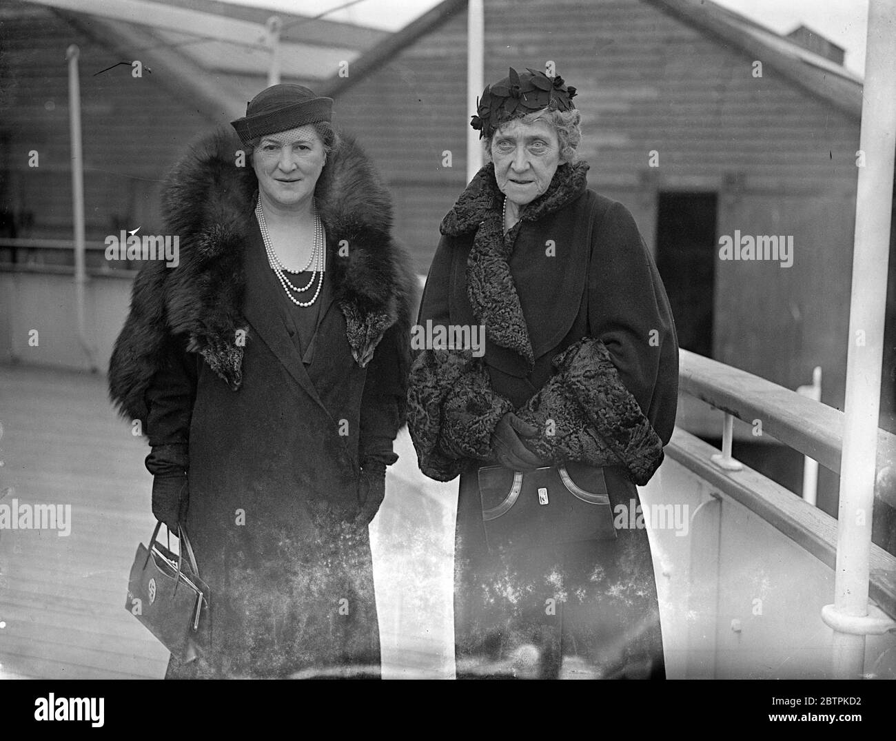 Princess Marie Louise home . Princess Marie Louise ( right ) on arrival at Southampton . 30 March 1935 Stock Photo