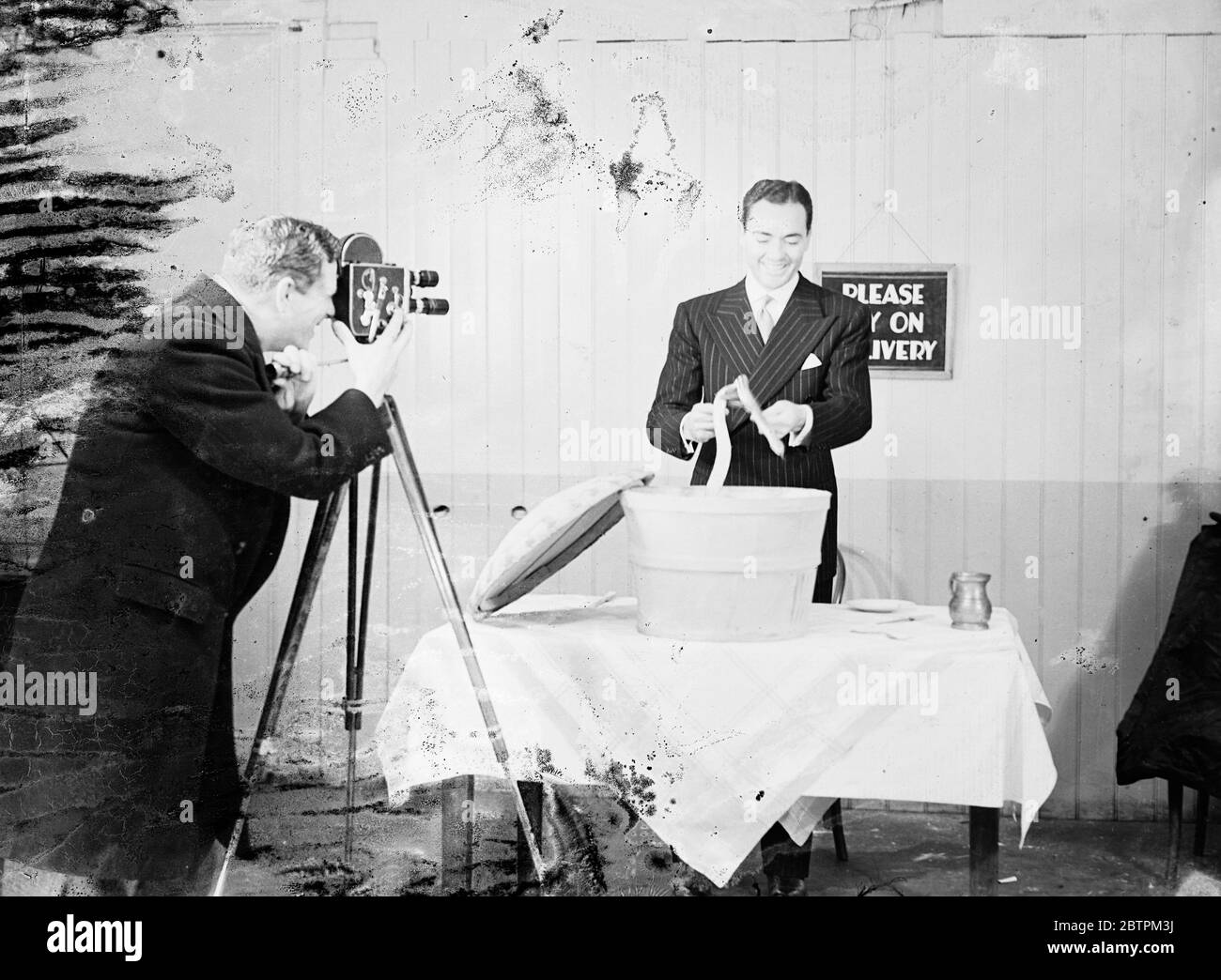 Snake pie . Charles ( Buddy ) Rogers , the popular American film star appearing in Manchester , being shot by the Manchester film society in a scene at Belle Vue Zoo . On opening the ' pie ' , Buddy finds it full of snakes . By getting a film star like Mr Rogers to appear in their film the M / r film sociey have pulled off an amateuer screen scoop . 1935 Stock Photo