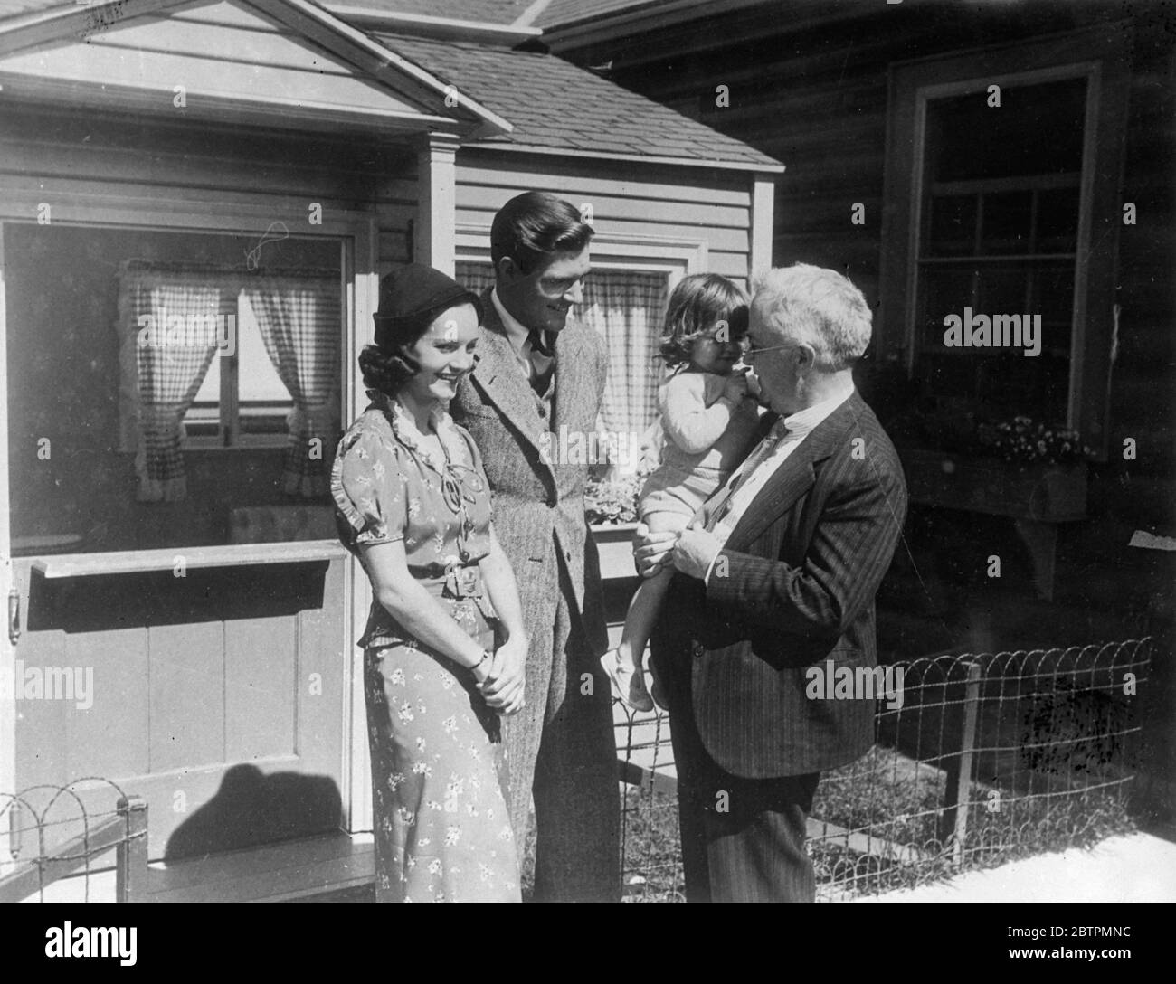 Dionnes . Annette with Dafoe with Rochelle Hudson and Robert Kent standing by . 22 October 1936 Stock Photo