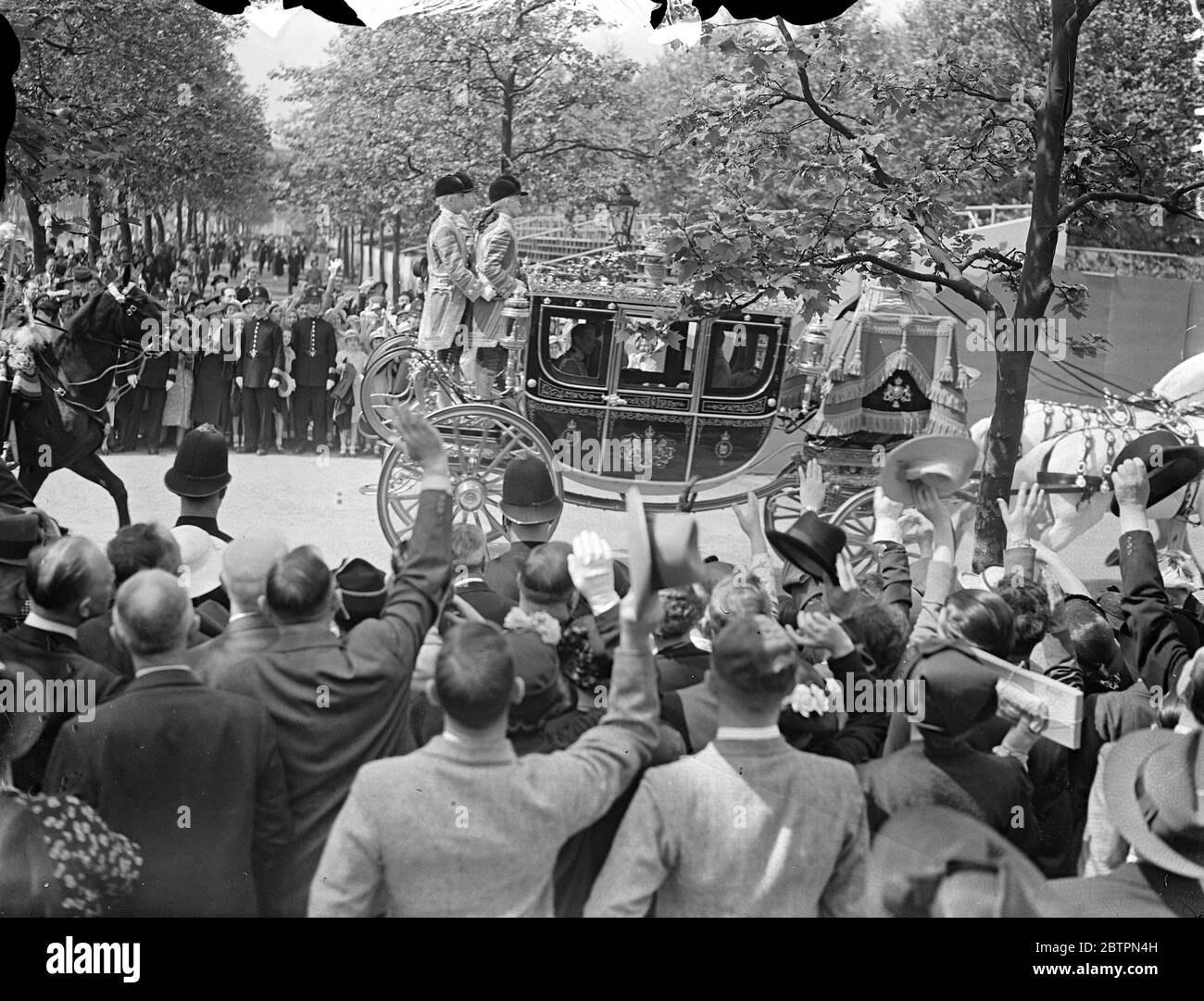 King returns after levee. The King returned in state from St James's Palace to Buckingham Palace after the levee. Photo shows, the King leaving St James's Palace. 28 May 1937 Stock Photo