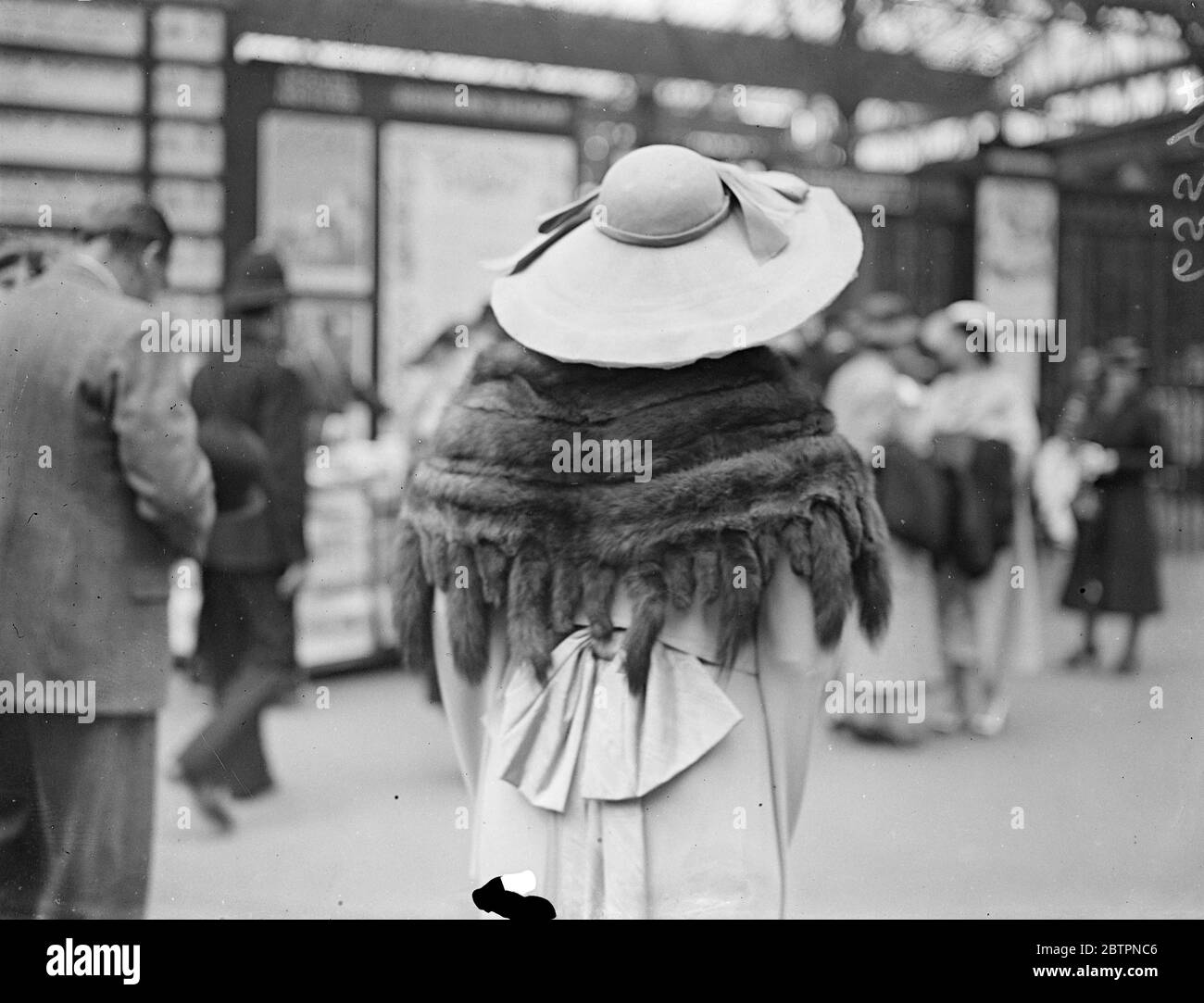 Taking her tails to Ascot. Photo shows: a fur cape with tails and a wide-brimmed hat worn by a woman racegoer when she left Waterloo Station for the second day of the Ascot meeting. 16 June 1937 Stock Photo