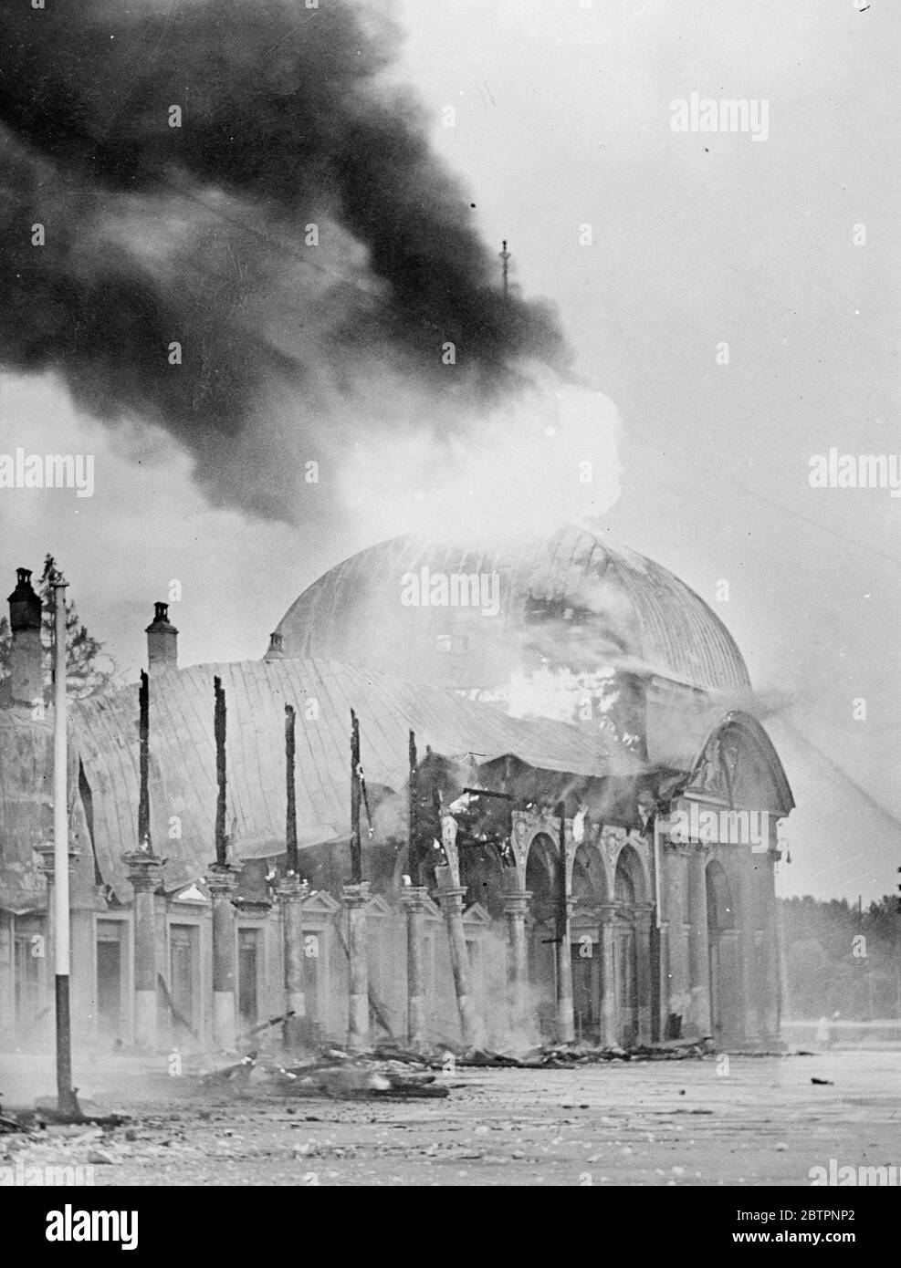 Vienna's Rotunda destroyed by fire. Relic of world exposition of last century. Sole relic of the great exhibition of 1873, at the Rotunda in the Prater of Vienna has been destroyed by fire. Battlelion's of infantry were called out to control the crowds and Dr Miklas, Austrian president, with the Chancellor, Dr Schuschnigg, watch the fire. Photo shows, the blazing Rotunda in Vienna. 19 September 1937 Stock Photo