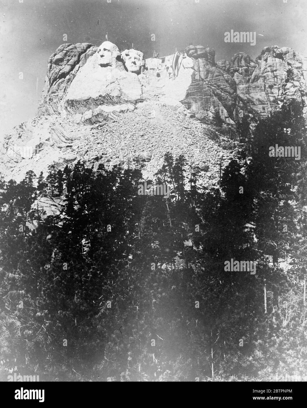 Lincoln lives in Granite. Unveiling of great head carved in American mountain. The massive 66 feet head of Abraham Lincoln, carved in the granite of the mountain, as it was unveiled on Mount Rushmore, near Rapid City, South Dakota. The faces of George Washington and Thomas Jefferson are already well formed and the features of Theodore Roosevelt of the cart between Lincoln and Jefferson. This gallery of the great presidents of the United States is being carved by Gutzon Barglum. 28 September 1937. Stock Photo