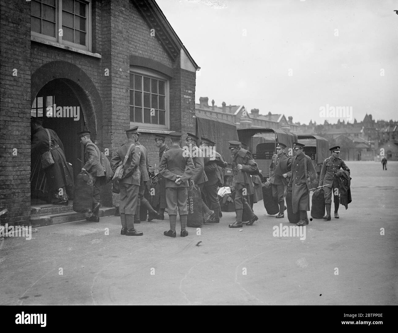 Grenadiers prepare at Chelsea Barracks. May be part of Czechoslovakia, International Force. Men of the 1 Battalion Grenadier Guards, who are expected to be part of the International Force during the plebiscite in Czechoslovakia, are preparing at Chelsea Barracks, London. The 1st Battalion is being made up to full strength with men from the 2nd and 3rd Battalions. Photo shows, men of the 3rd Battalion Grenadier Guards with kitbags at Chelsea Barracks. 3 October 1938 Stock Photo