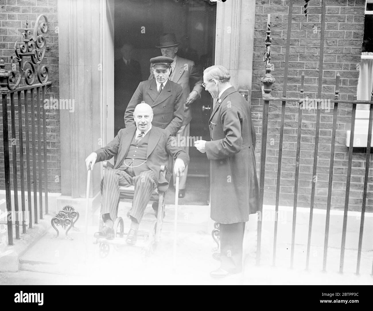 Major Cohen of the British Legion visit No 10. Major Brunel Cohen, honorary Treasurer of the British Legion, who lost his legs in the Great War, visited No 10 Downing Street, where Mr Neville Chamberlain, the British premiere was conferring with the French ministers on the crisis. Photo shows, Major Brunel Cohen , leaving after his visit. 26 September 1938 Stock Photo