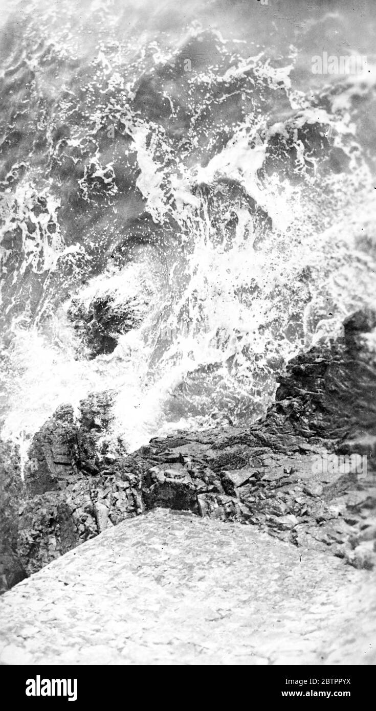 Sea black and white waves hi-res stock photography and images - Alamy