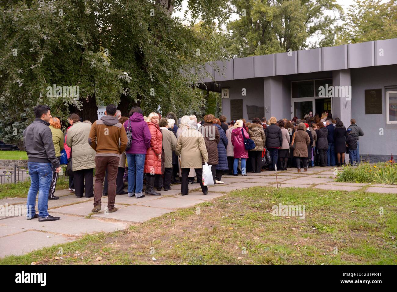Waiting queue movie hi-res stock photography and images - Alamy