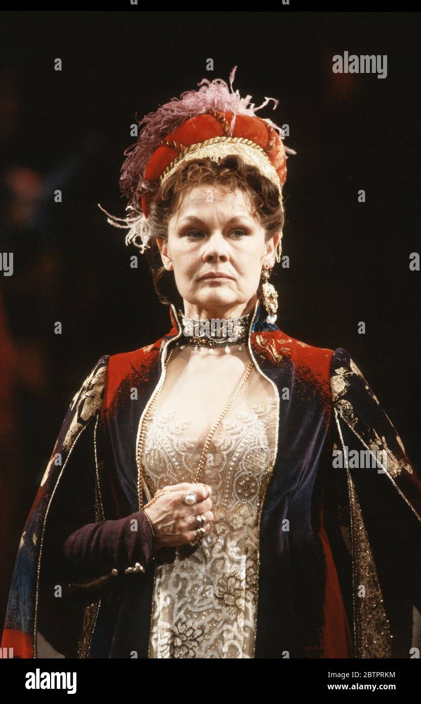 Judi Dench (Gertrude) in HAMLET by Shakespeare at the Olivier Theatre, National Theatre (NT), London 16/03/1989     set design: John Gunter   costumes: Liz da Costa   director: Richard Eyre Stock Photo