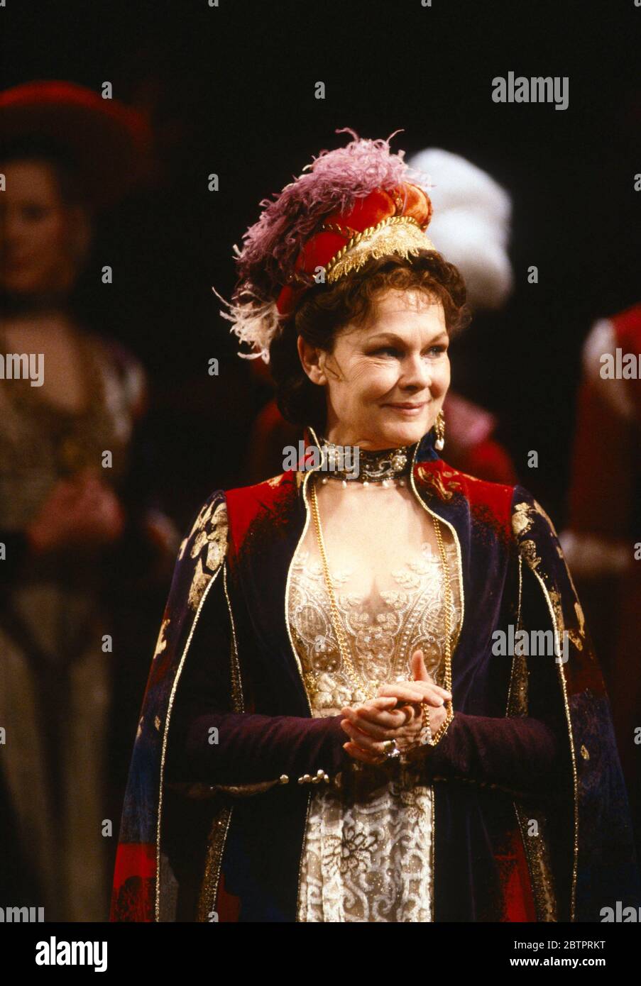 Judi Dench (Gertrude) in HAMLET by Shakespeare at the Olivier Theatre, National Theatre (NT), London 16/03/1989     set design: John Gunter   costumes: Liz da Costa   director: Richard Eyre Stock Photo