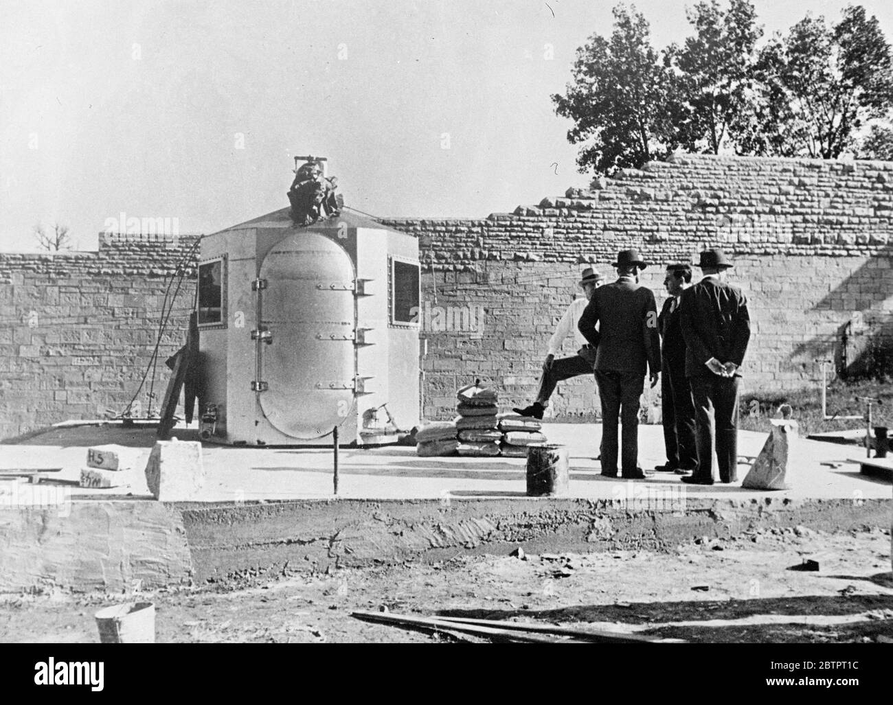 America's newest lethal chamber. Executions by gas instead of hanging. A new steel lethal chamber has been erected in the yard of the Missouri State Penitentiary at Jefferson City for executions under the new law, substituting lethal gas for hanging. The chamber has seats for two. When a lever is operated, cyanide pellets dropped into dire looted so feared acid to generate a deadly gas. From the outside, the appearance of the gas chamber resembles a submarine chamber. Photo shows, the new steel lethal chamber, resembling a submarine chamber, in the yard of the Missouri State Penitentiary at Je Stock Photo