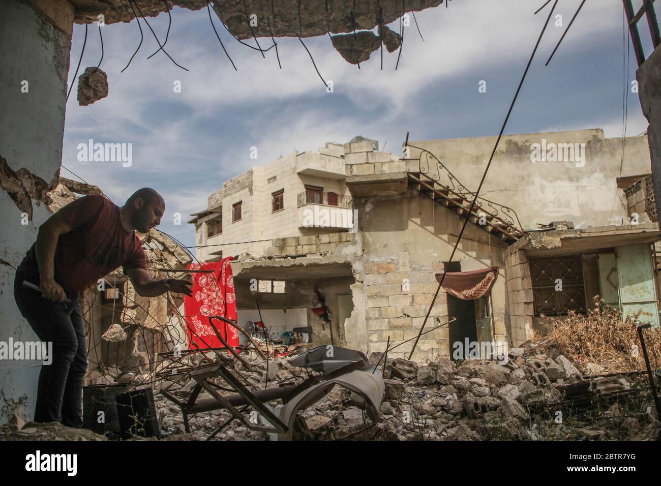 Finnish, Syri. 26th May, 2020. A displaced Syrian man removes the rubble left by a previous bombing at a house he rented in Finnish, east of Idlib governorate, northern Syria. The nine-year civil war in Syria has caused millions of people to flee the country. Credit: Moawia Atrash/ZUMA Wire/Alamy Live News Stock Photo
