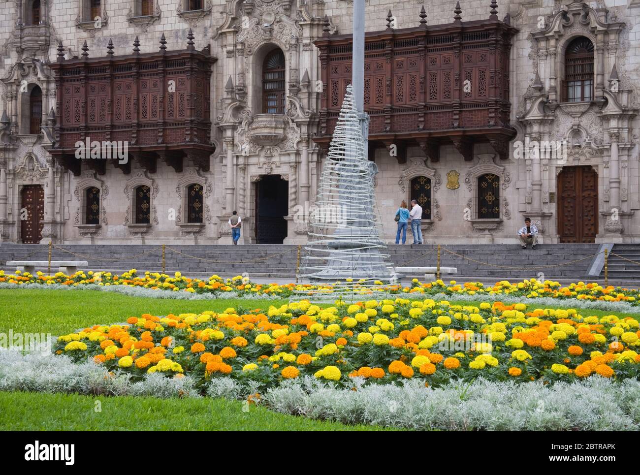 archbishops-palace-plaza-mayor-plaza-de-armas-in-lima-centro