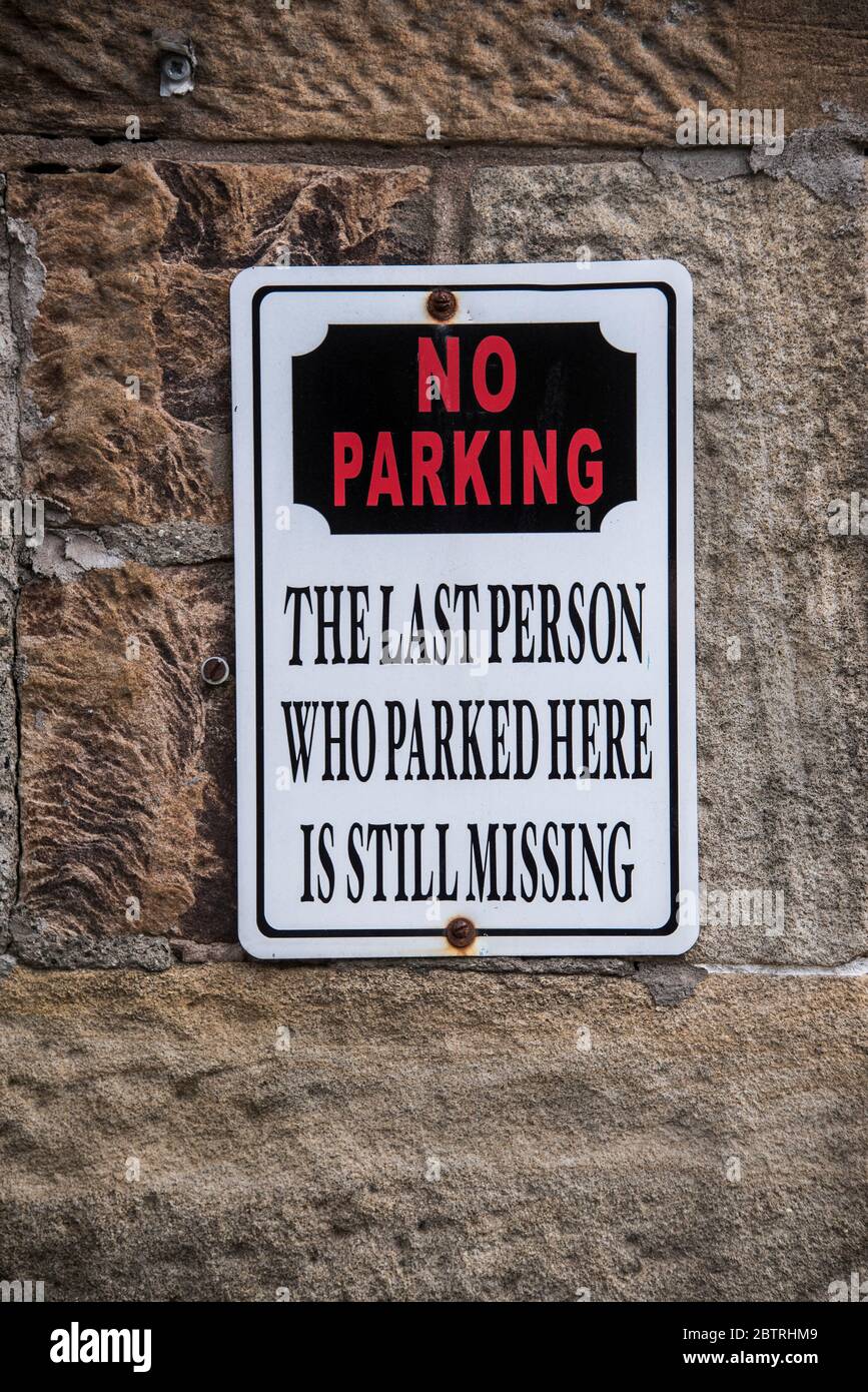 Fun no parking notice on wall in Glasgow, Scotland Stock Photo