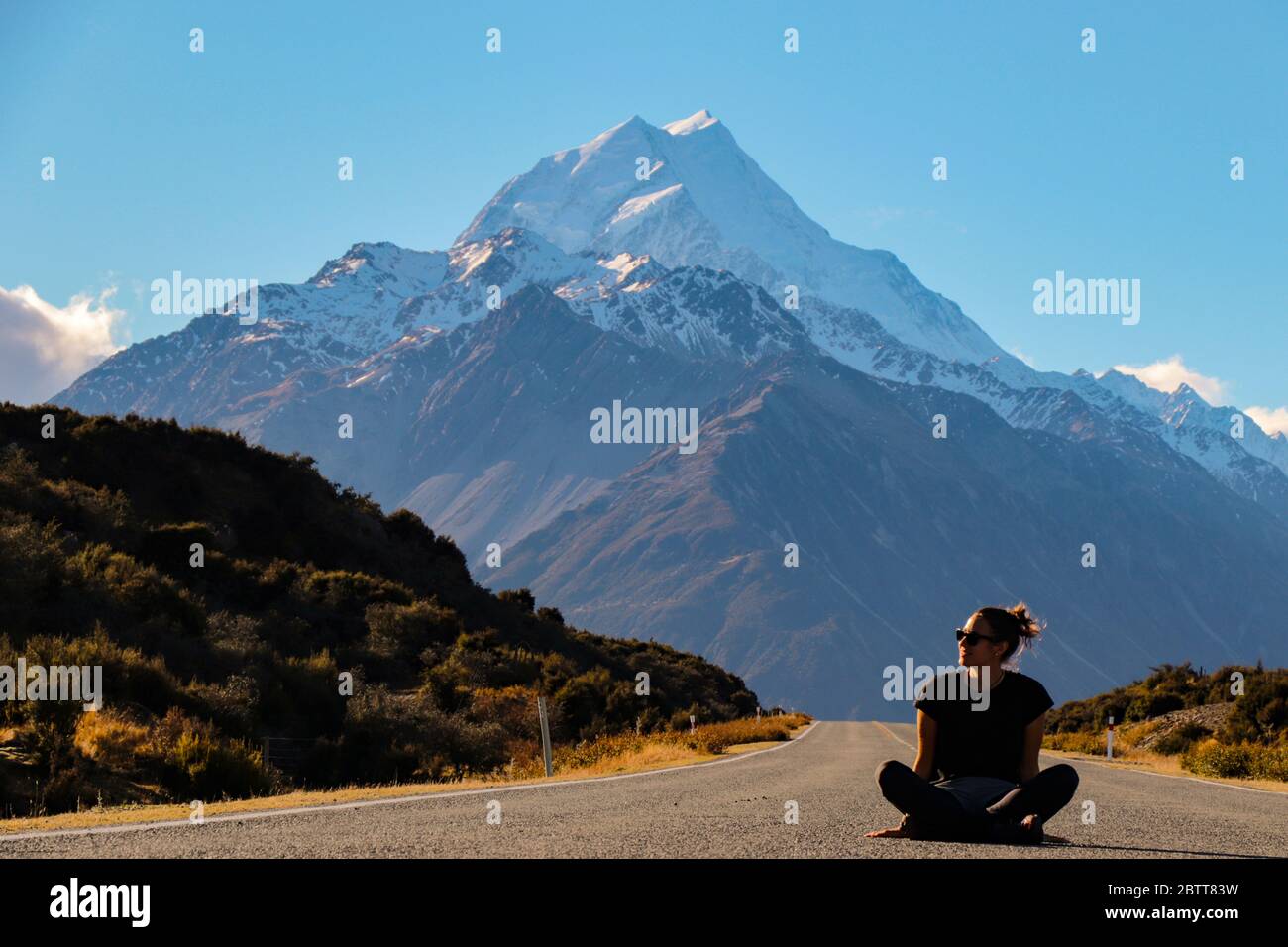 View Of Mount Cook Women Sitting On The Road Southern Alps New Zealand Aoraki National Park Stock Photo Alamy