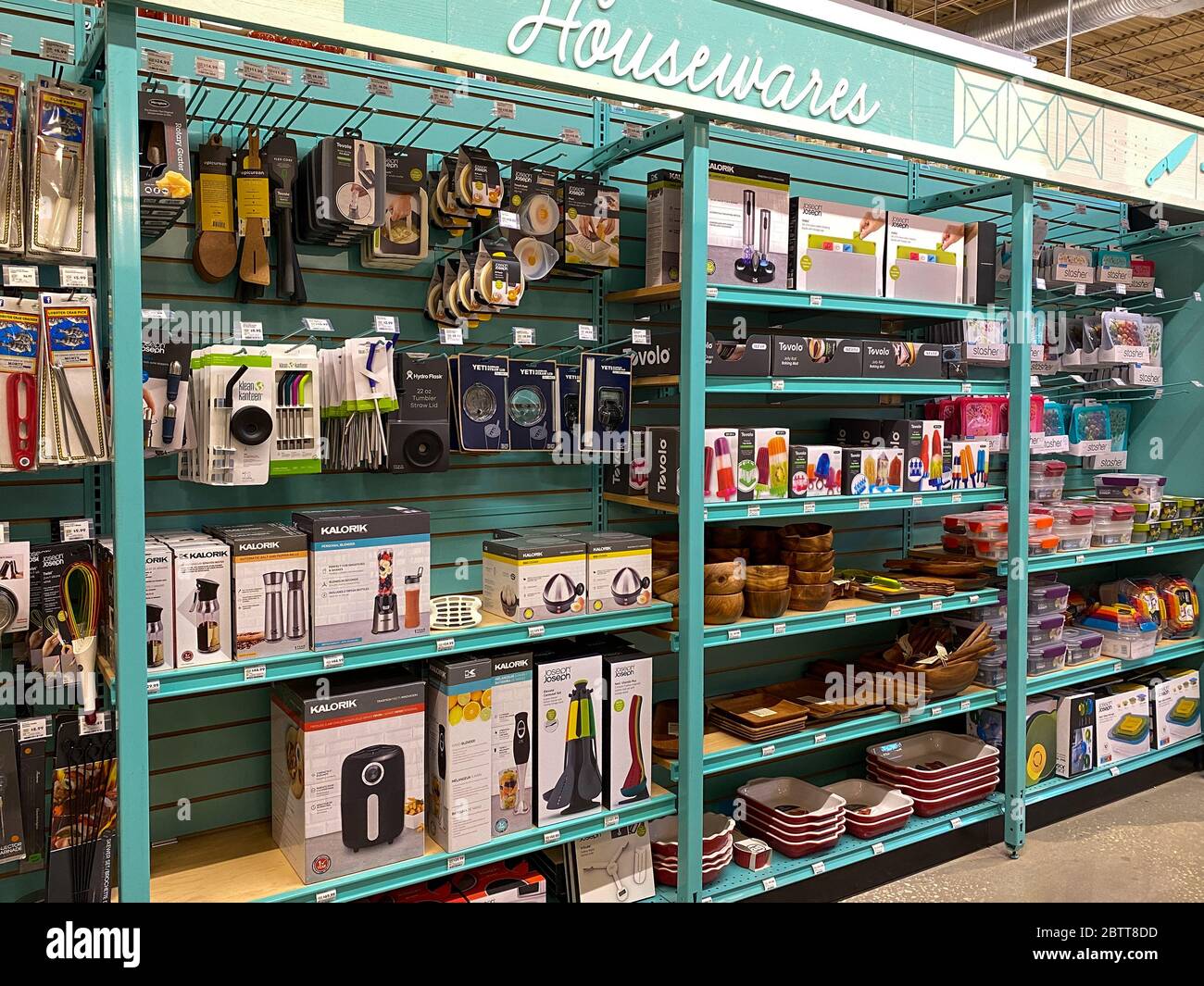 https://c8.alamy.com/comp/2BTT8DD/orlando-flusa-5320-a-display-of-houseware-products-at-a-whole-foods-market-grocery-store-2BTT8DD.jpg