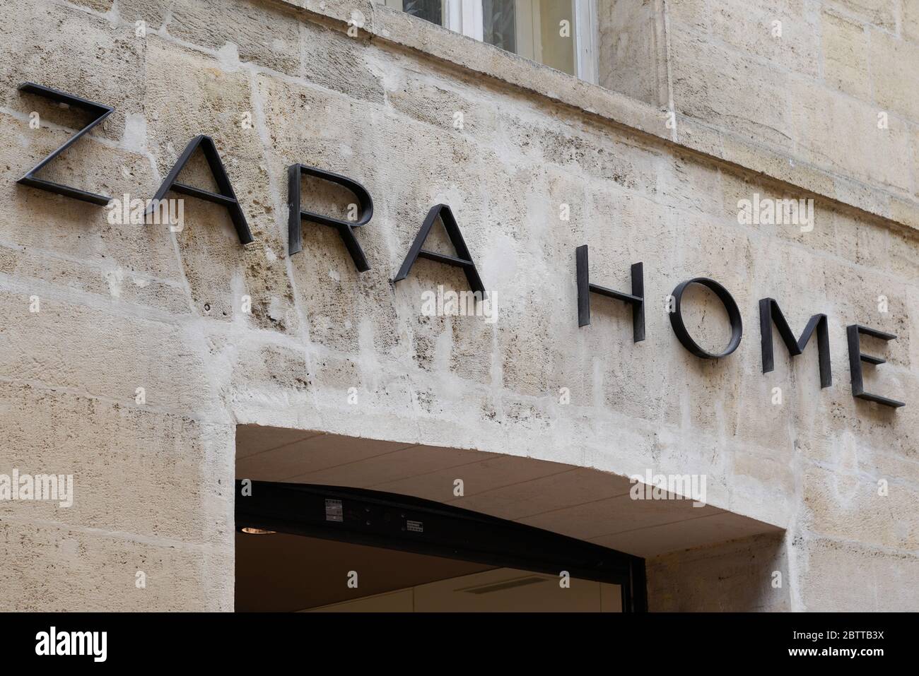 Bordeaux , Aquitaine / France - 05 05 2020 : zara home shop brand logo and  sign on wall store Stock Photo - Alamy