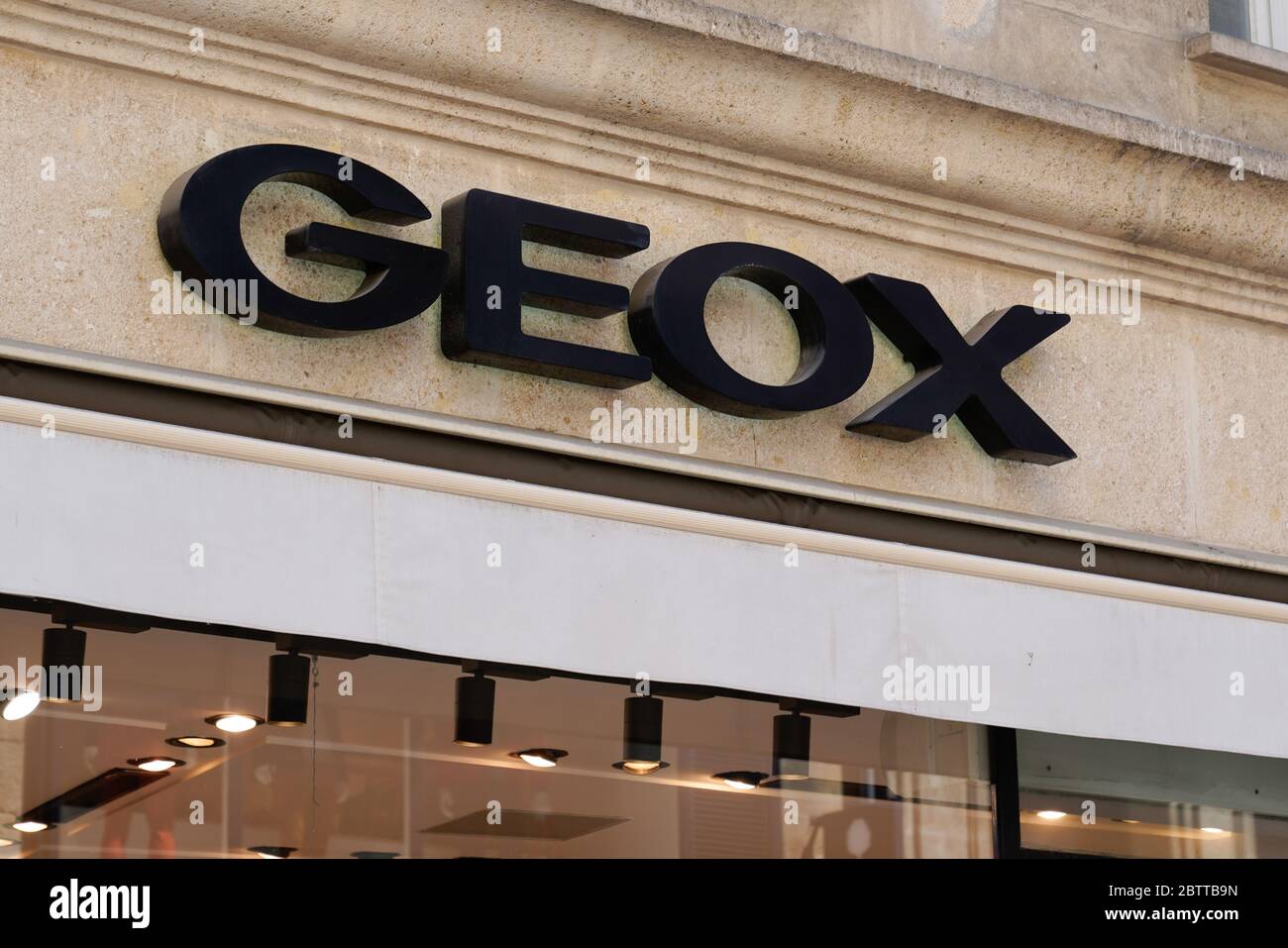 Bordeaux , Aquitaine / France - 05 05 2020 : geox shop sign and logo on the  store Stock Photo - Alamy