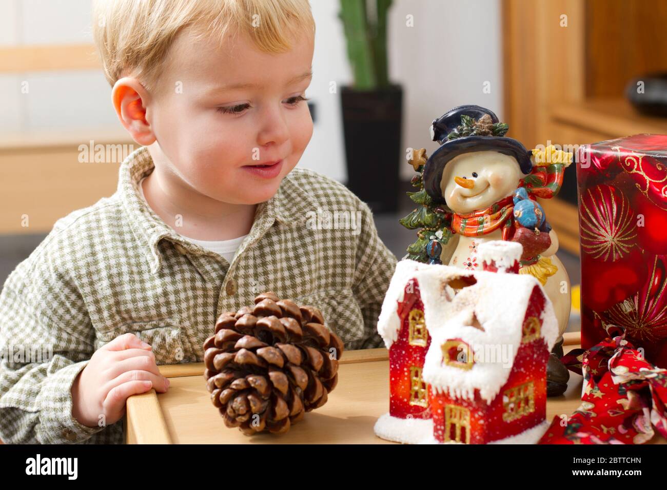 zweijaehriger Junge mit Weihnachtsdekoration, Lebkuchenhaus, MR: Yes Stock Photo