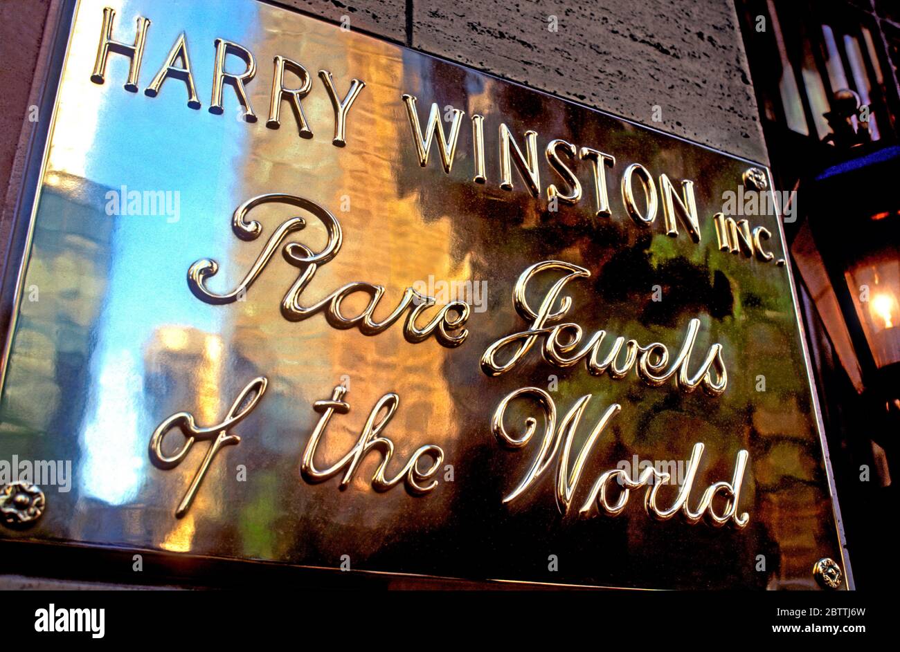 Harry Winston inc. brass plaque outside entrance to New York Jewellery Store ‘Rare Jewels of the World’ 5th Avenue Manhattan NY USA Stock Photo