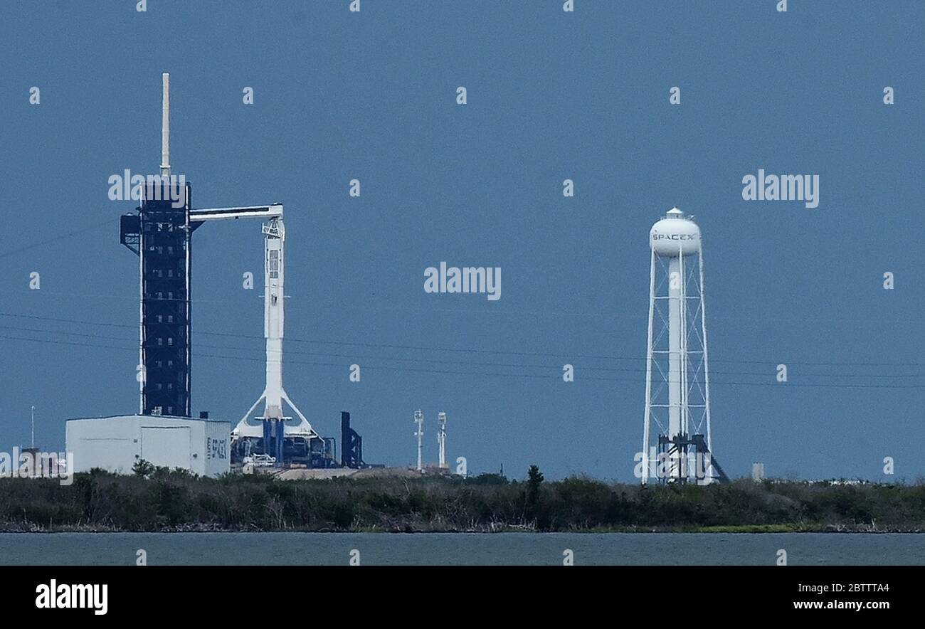 May 27, 2020 - Cape Canaveral, Florida, United States - A SpaceX Falcon 9 rocket with the Crew Dragon spacecraft is seen on May 27, 2020 at pad 39A at the Kennedy Space Center in Cape Canaveral, Florida. The historic planned launch of NASA astronauts Doug Hurley and Bob Behnken to the International Space Station, the first manned mission from American soil since 2011, was delayed due to weather and was rescheduled to May 30. (Paul Hennessy/Alamy) Stock Photo