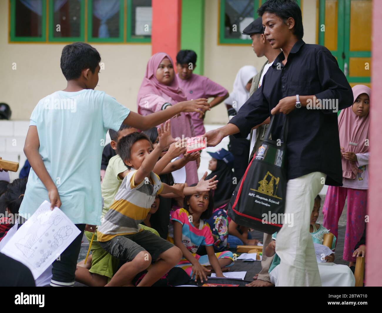 Jan 27, 20202- Tarakan/Indonesia: Refugee children of fire victims are receiving gifts from volunteers on the afternoon Stock Photo