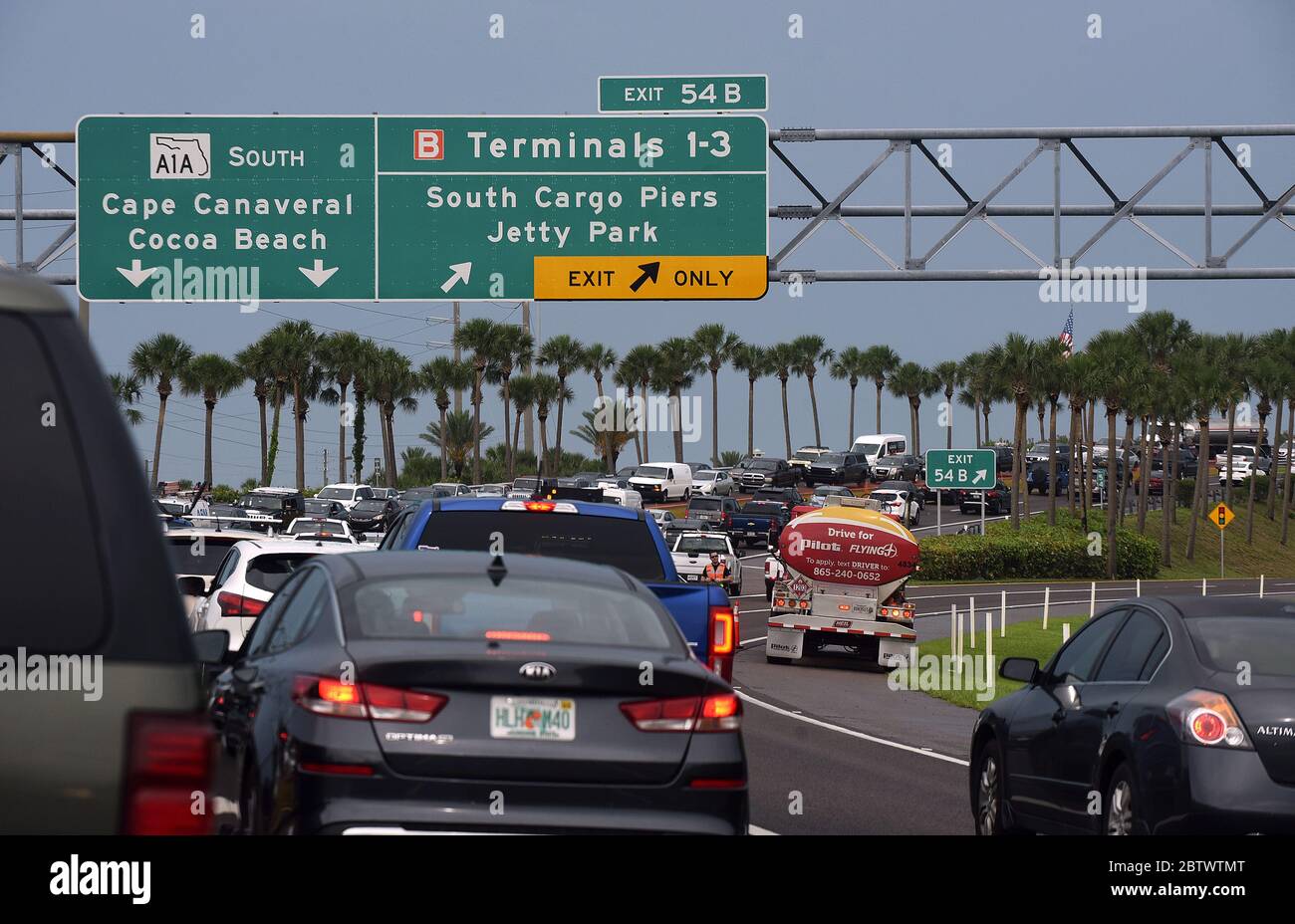 Cape Canaveral, United States. 27th May, 2020. Traffic from spectators is backed up for miles after the scheduled launch of a SpaceX Falcon 9 rocket from the Kennedy Space Center with the Crew Dragon spacecraft was delayed due to weather. The historic planned launch of NASA astronauts Doug Hurley and Bob Behnken to the International Space Station was rescheduled to May 30 and will be the first manned mission from American soil since 2011. Credit: SOPA Images Limited/Alamy Live News Stock Photo