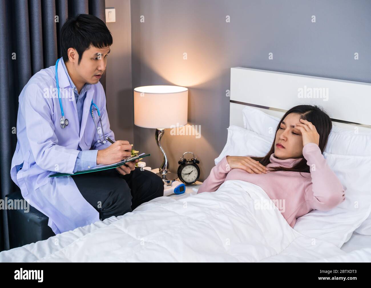 Asian nurse write patient chart hi-res stock photography and images - Alamy
