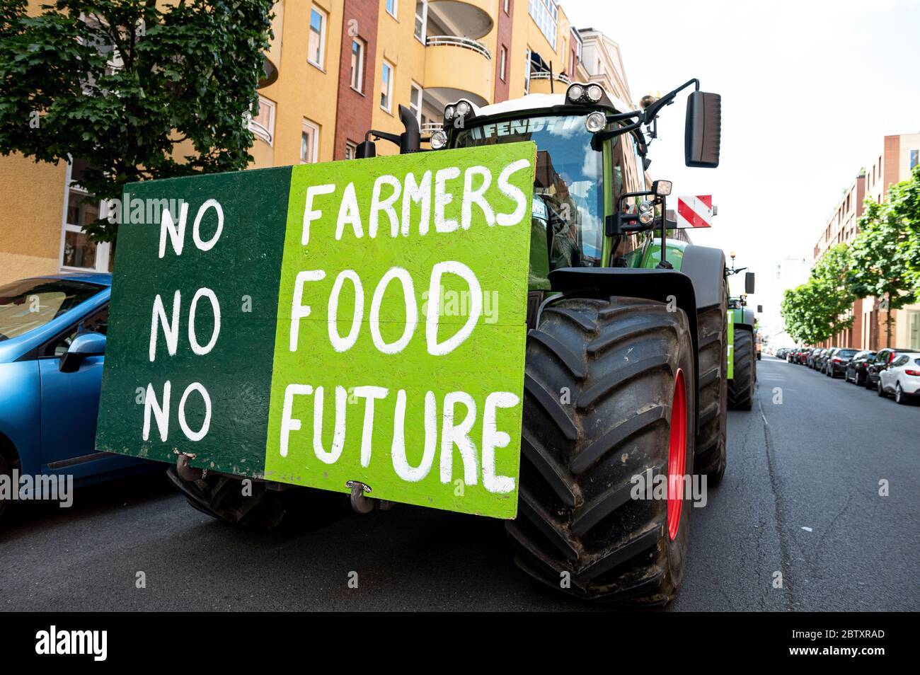 Berlin, Germany. 28th May, 2020. A farmer demonstrates with a sign saying 'No Farmers No Food No Future' on his tractor in front of the Federal Office for the Environment and Nature Conservation in Berlin-Mitte. Farmers are using tractor convoys in numerous cities to give vent to their protest against the agricultural policy. The farmers' resentment is directed primarily against Federal Environment Minister Schulze. Credit: dpa picture alliance/Alamy Live News Stock Photo