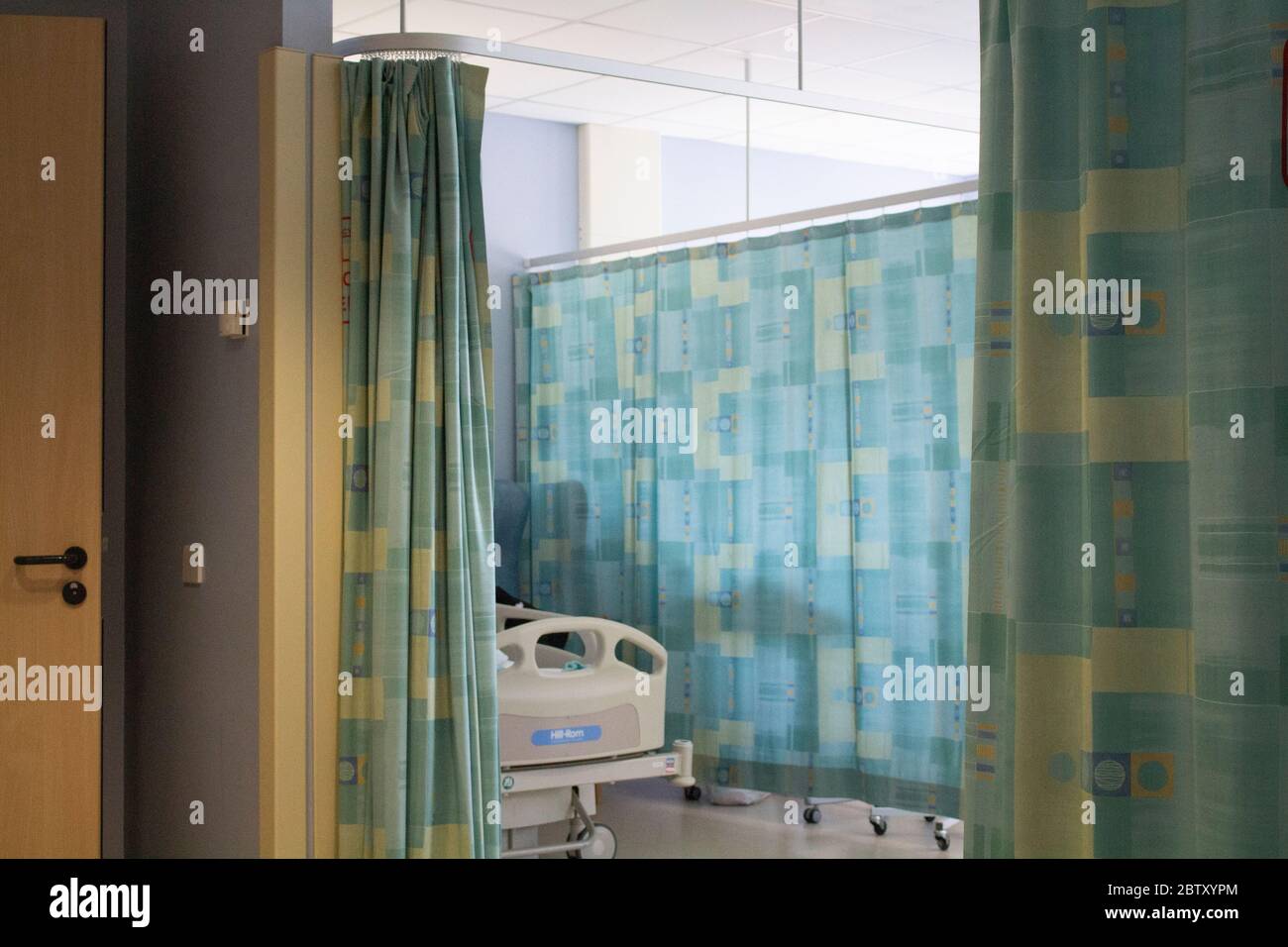 Empty hospital bed uk hi-res stock photography and images - Alamy