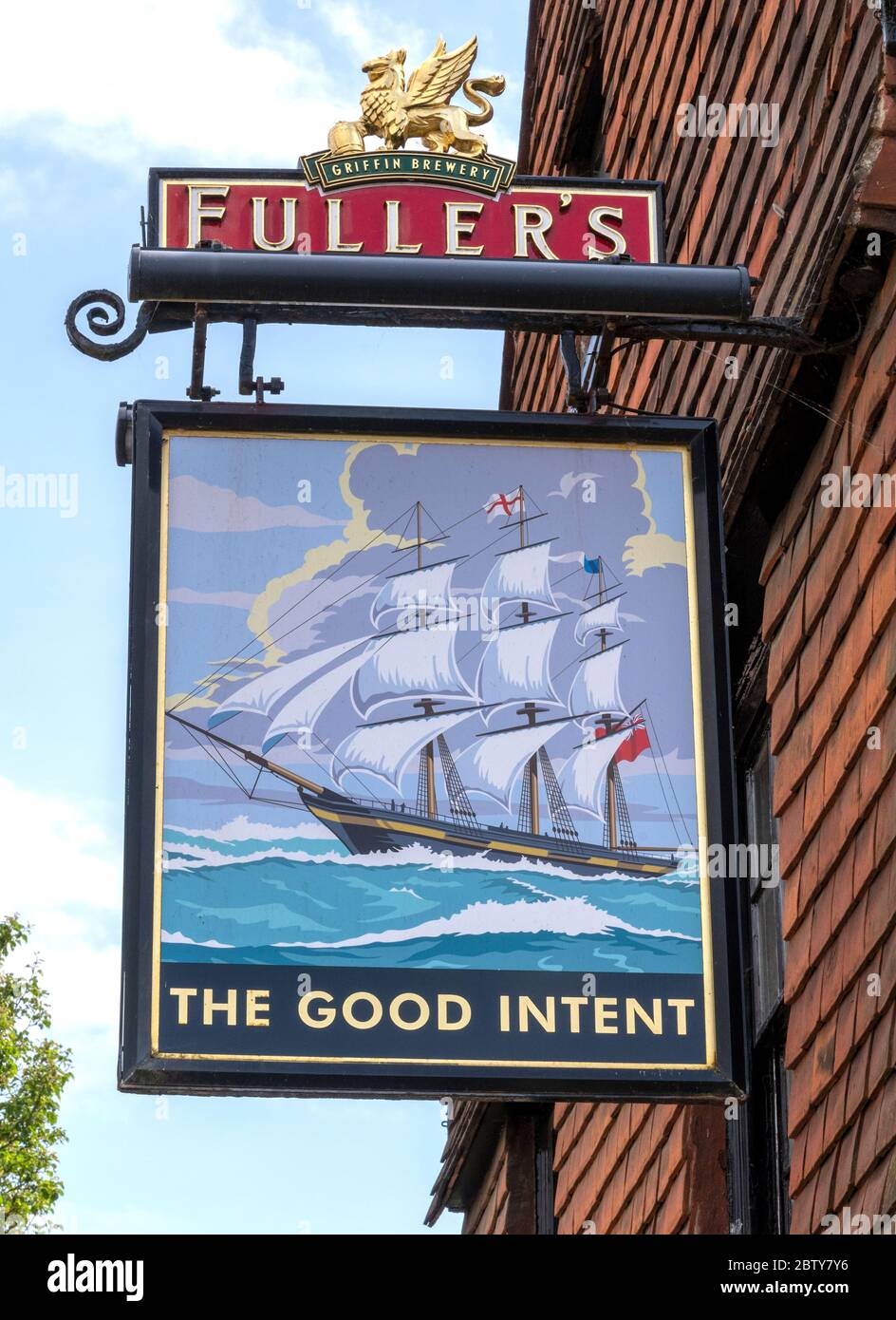 Traditional hanging pub sign at The Good Intent public house - a Fullers pub - 40-46 College Street, Petersfield, Hampshire, England, UK Stock Photo