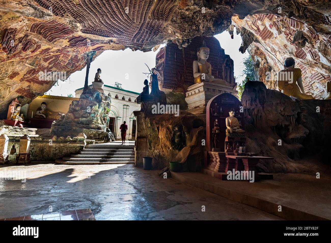 Cave filled with buddhas, Kawgun Cave, Hpa-An, Kayin state, Myanmar (Burma), Asia Stock Photo