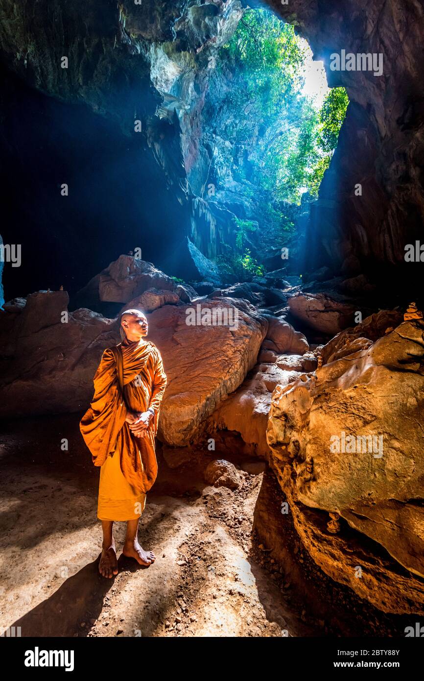 Buddhist Monk standing in Saddan Cave, Hpa-An, Kayin state, Myanmar (Burma), Asia Stock Photo