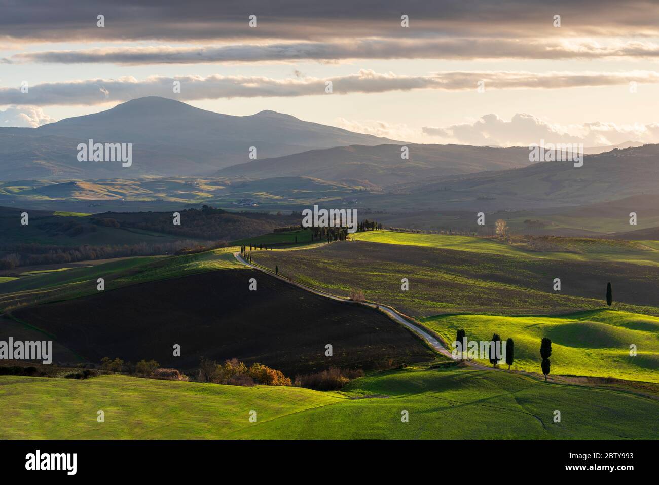 Tuscany landscape farm house hi-res stock photography and images - Alamy