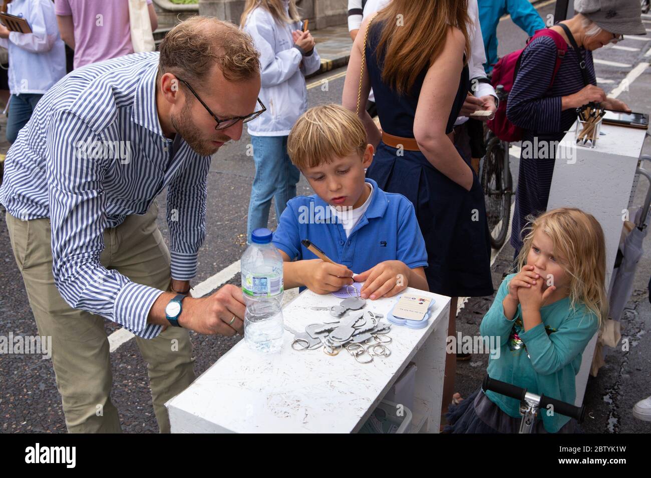 Car Free Day 2019: Londoners learn about the Mayor's commitment to air quality at the TfL 'Let London Breathe' stand Stock Photo