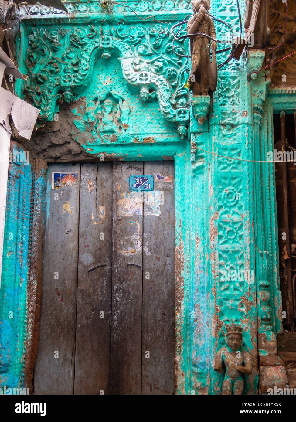 Old ancient indian carved door hi-res stock photography and images - Alamy