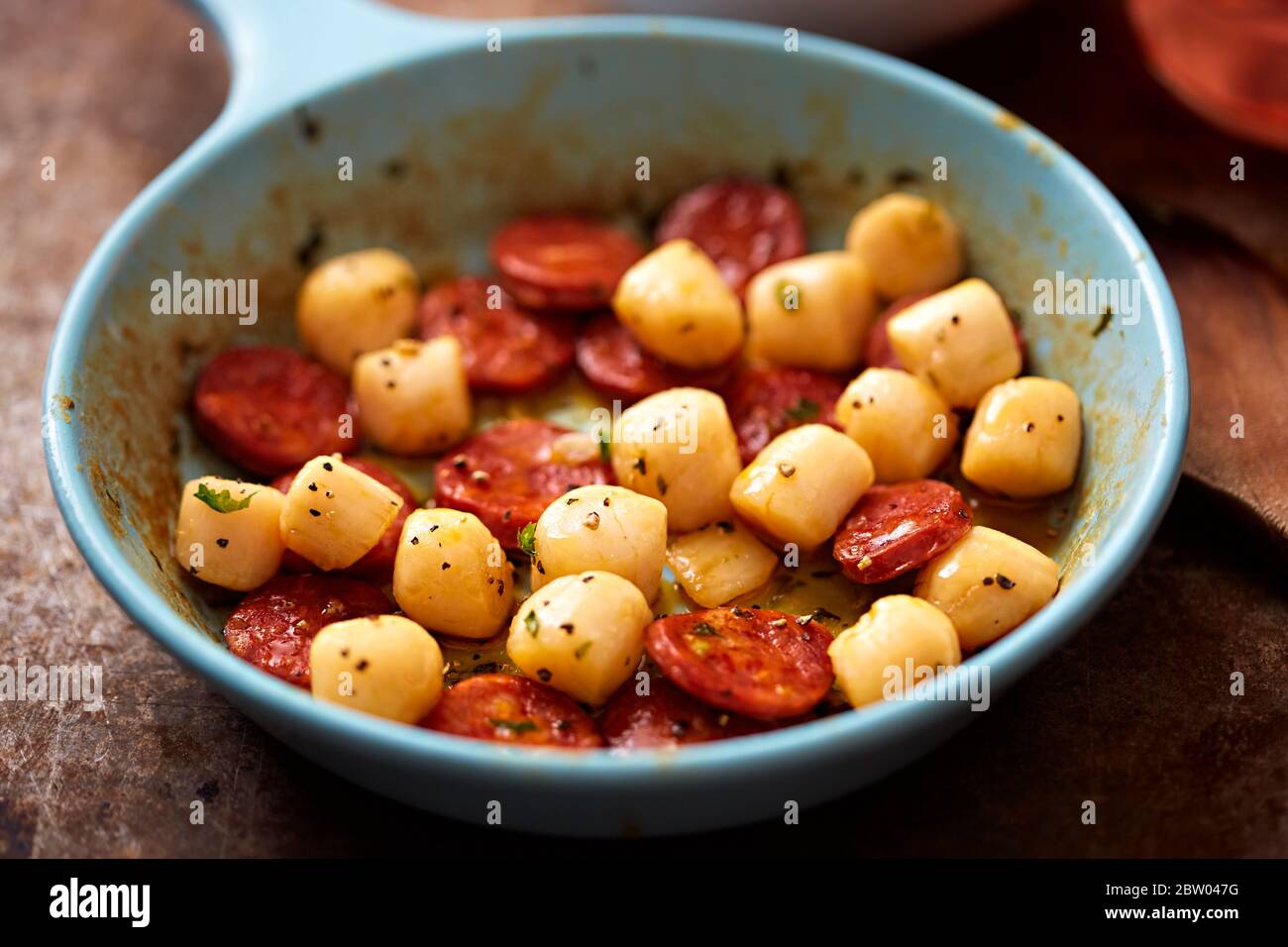 Scallops with chorizo fried on pan Stock Photo Alamy