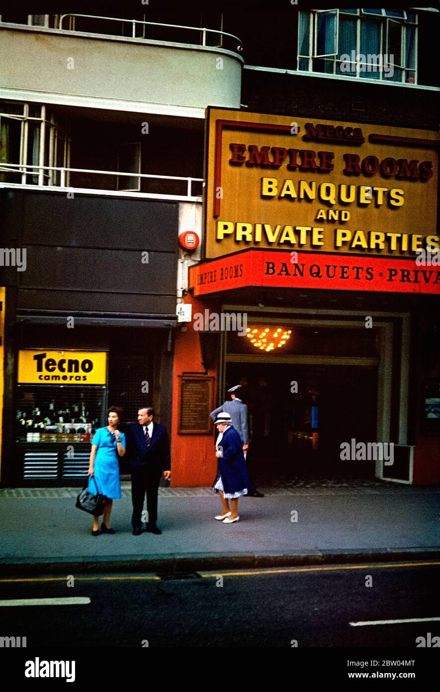 England. London. View the street with shops. Historical photo. July 1975, film slide ORWOCHROM Stock Photo