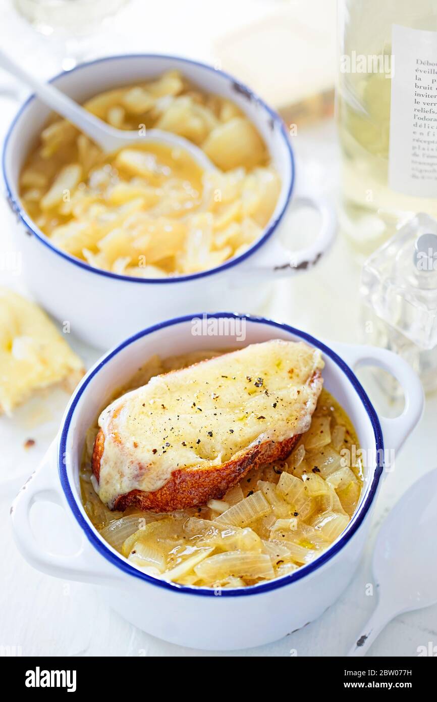 French onion soup with gruyere toasts Stock Photo - Alamy