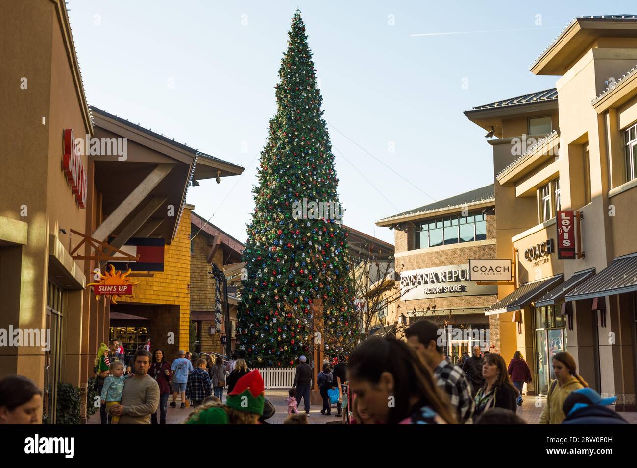 Lehi Utah Usa November 16 2019 Winter Holiday Decorations And Celebration At Outlets At Traverse Mountain Stock Photo Alamy