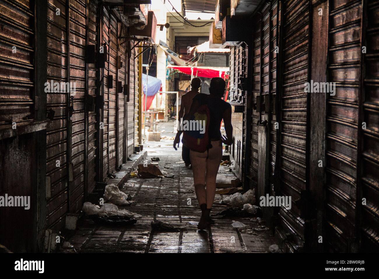 Maracaibo, Venezuela. 28th May, 2020. A woman walks through the 'Las Pulgas' market, which was considered a critical source of infection in the midst of the Corona pandemic and was closed on 24 May. This led to protests by traders. The Venezuelan government has identified 1,245 Covid-19 infected people nationwide. According to official figures, eleven people are believed to have died of coronavirus. Credit: Maria Fernanda Munoz/dpa/Alamy Live News Stock Photo
