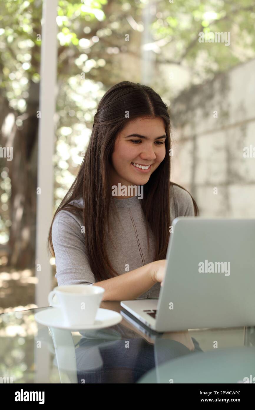 Young woman at a computer smiling Stock Photo - Alamy