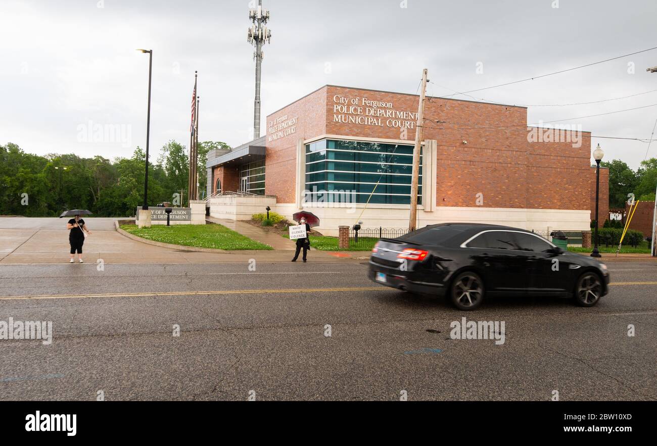 Ferguson, Missouri, USA. 28th May, 2020. People gather outside the Ferguson Police Department to protest the Minneapolis Police killing of George Floyd. Credit: James Cooper/ZUMA Wire/Alamy Live News Stock Photo