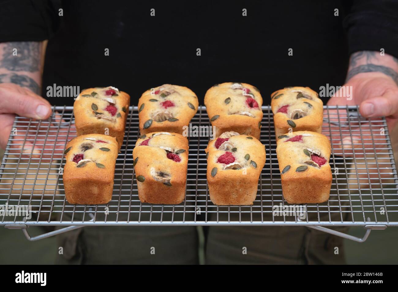Loaf cakes on a wire cooling rack hi-res stock photography and images ...