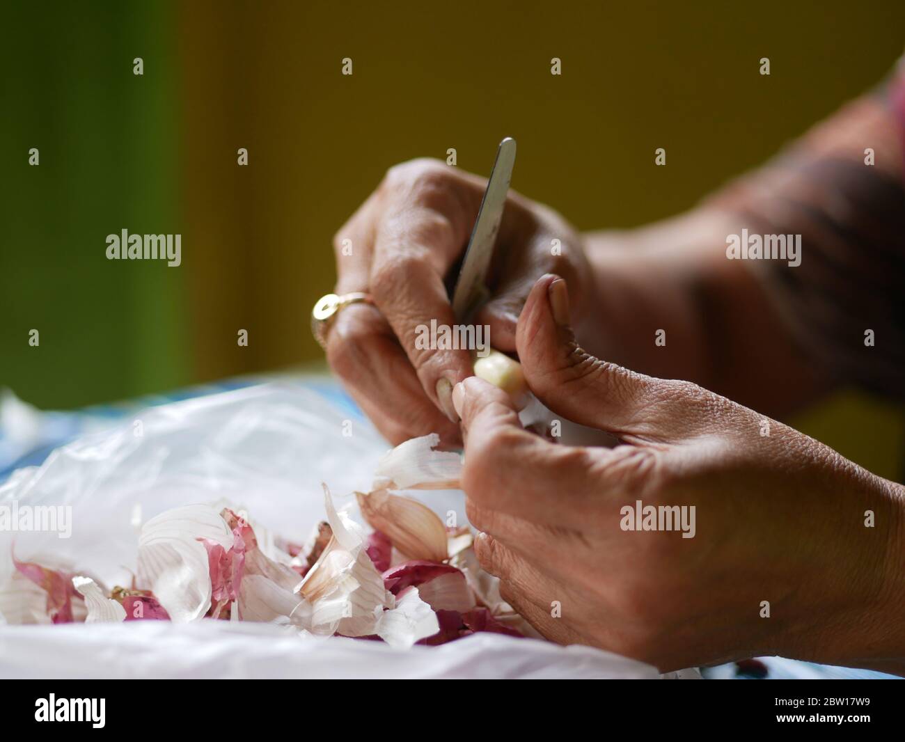 Holding vegetable peeler hires stock photography and images Alamy