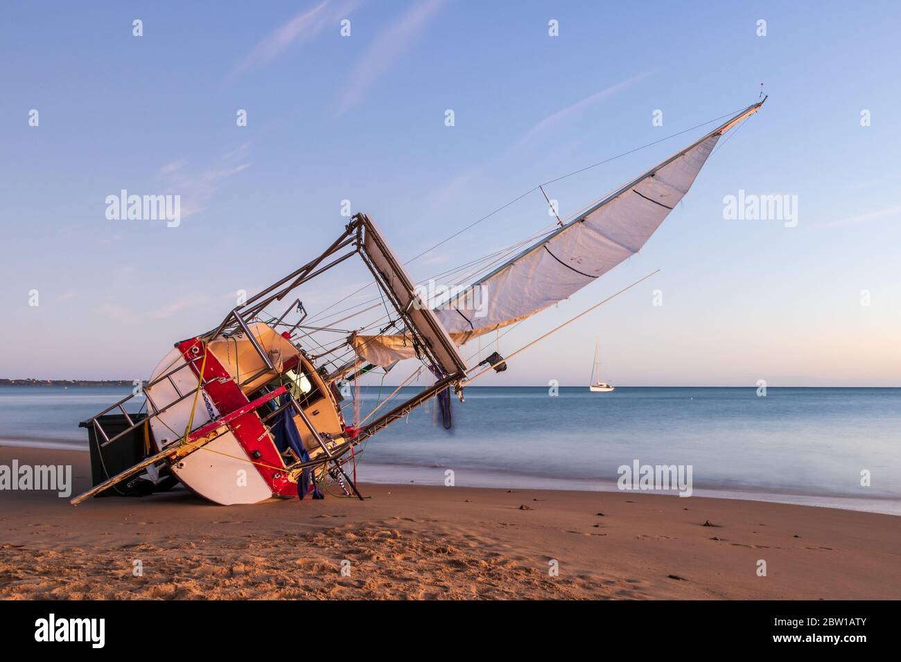 sydney to hobart yacht washed up on beach