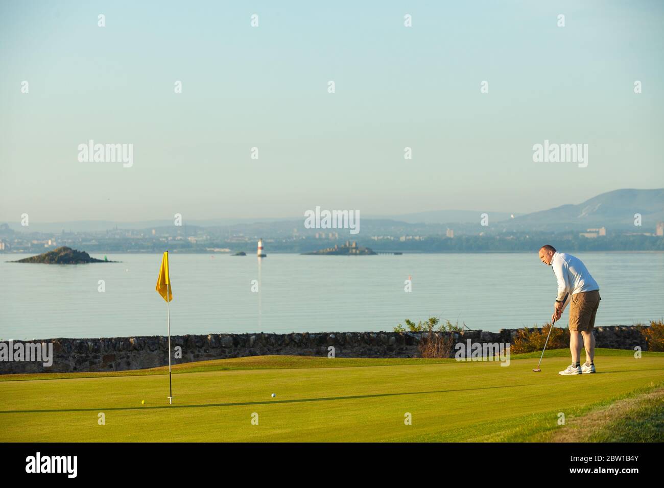 Aberdour, Fife, UK. 29th May, 2020. David Szmitz (40)from Rosyth putting on the first green on the first day of restrictions being lifted in Scotland Credit: Richard Newton/Alamy Live News Stock Photo