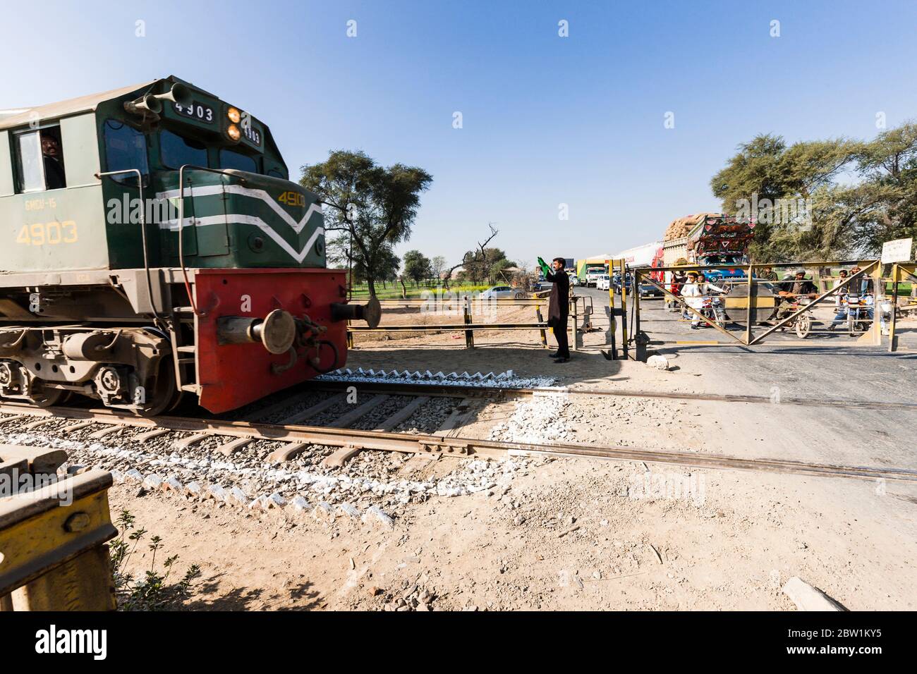 Railroad crossing near Jhang, Punjab Province, Pakistan, South Asia, Asia Stock Photo