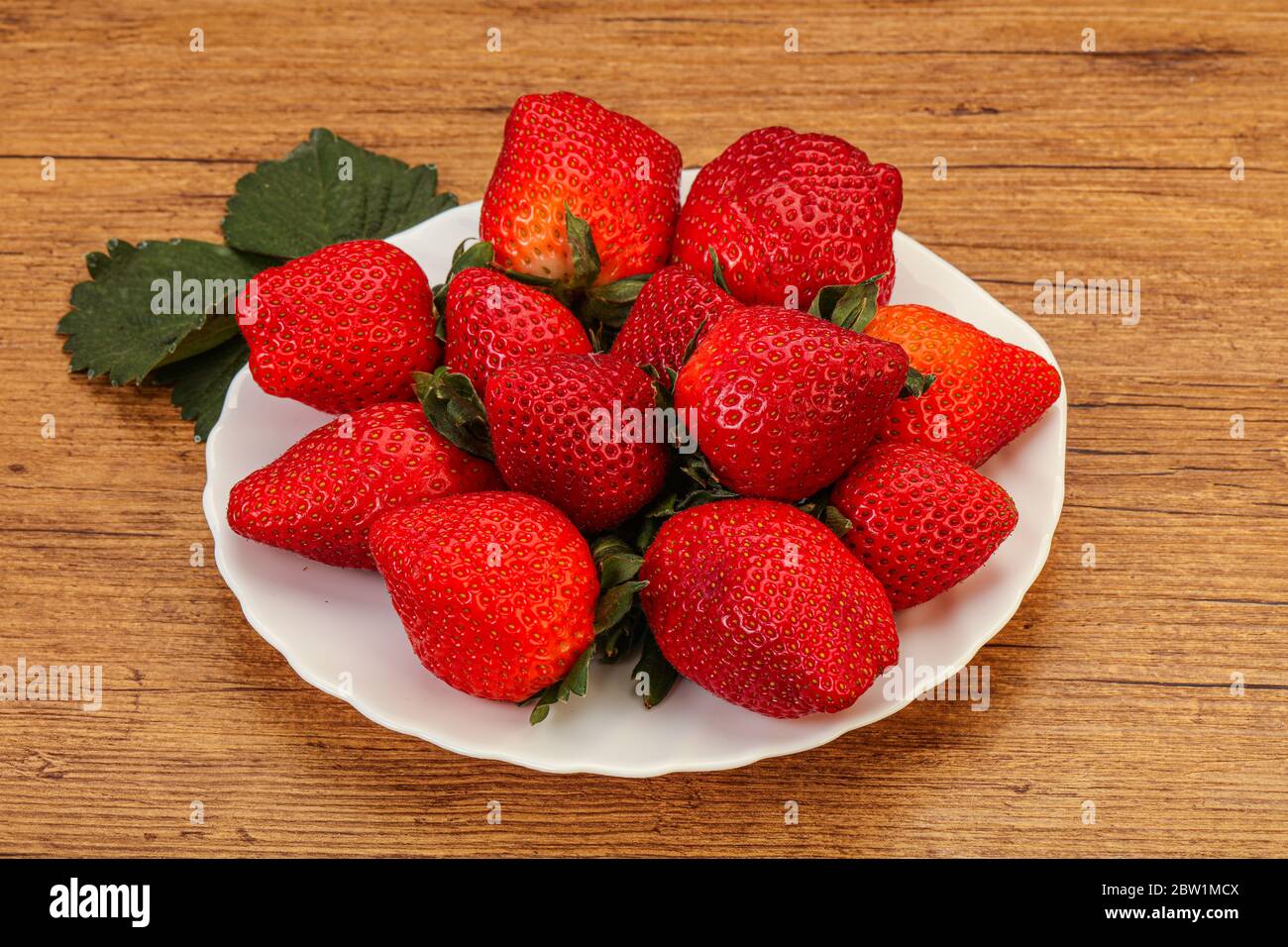 Ripe sweet strawberry in the bowl with leaf Stock Photo - Alamy