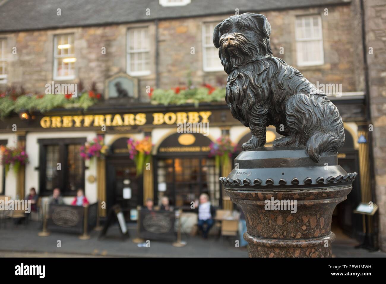 EDINBURGH, SCOTLAND – AUGUST 30, 2017: Famous Statue of Greyfriars Bobby with Pub as seen on August 30, 2017 in Edinburgh, Scotland. The dog supposedl Stock Photo